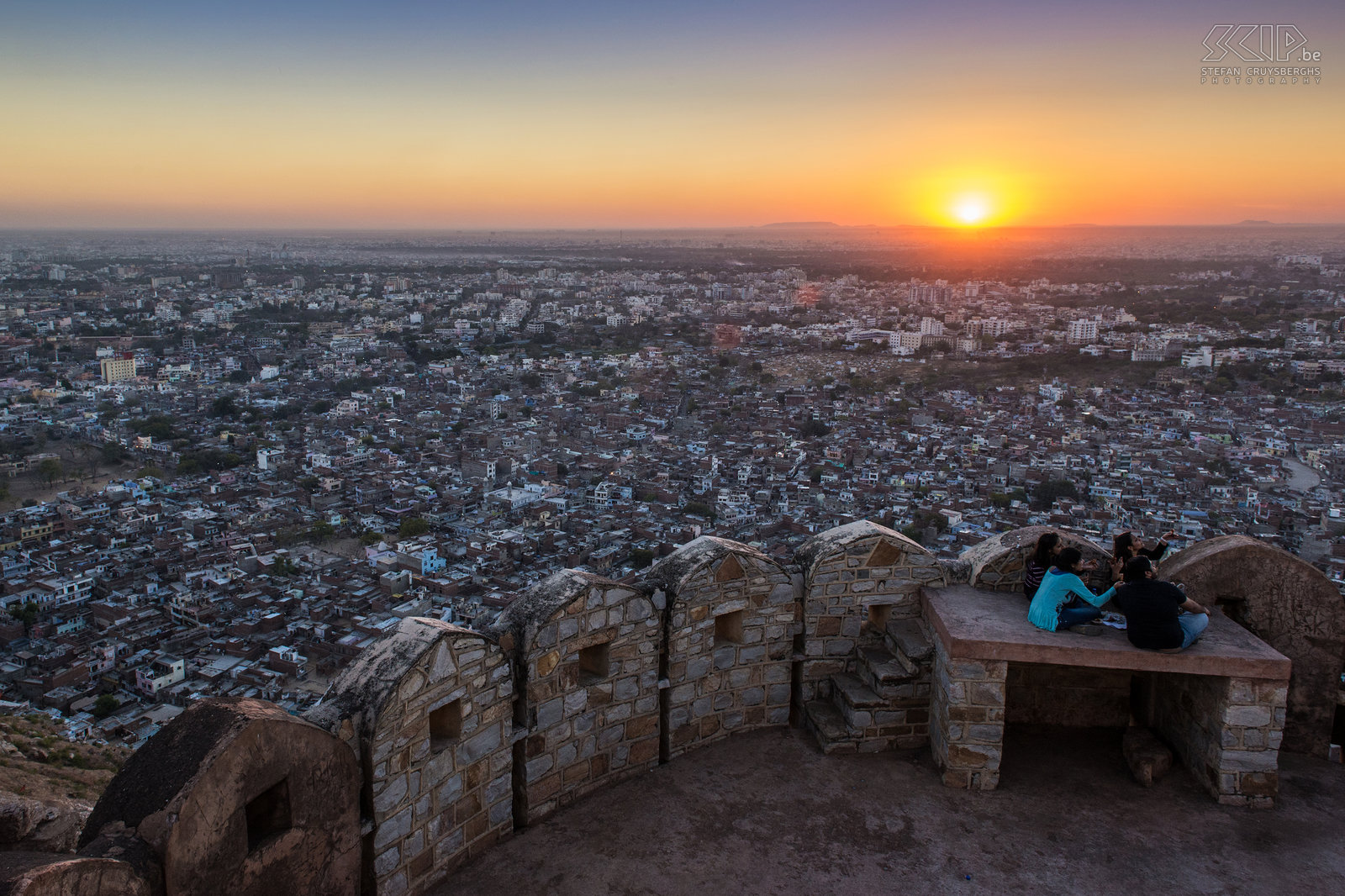 Jaipur - Zonsdondergang vanaf Nahargarh fort Zonsondergang vanaf het Nahargarh fort/Tiger fort. Dit fort hoog gelegen in de Aravalli Hills geeft een prachtig zicht over Jaipur. Stefan Cruysberghs
